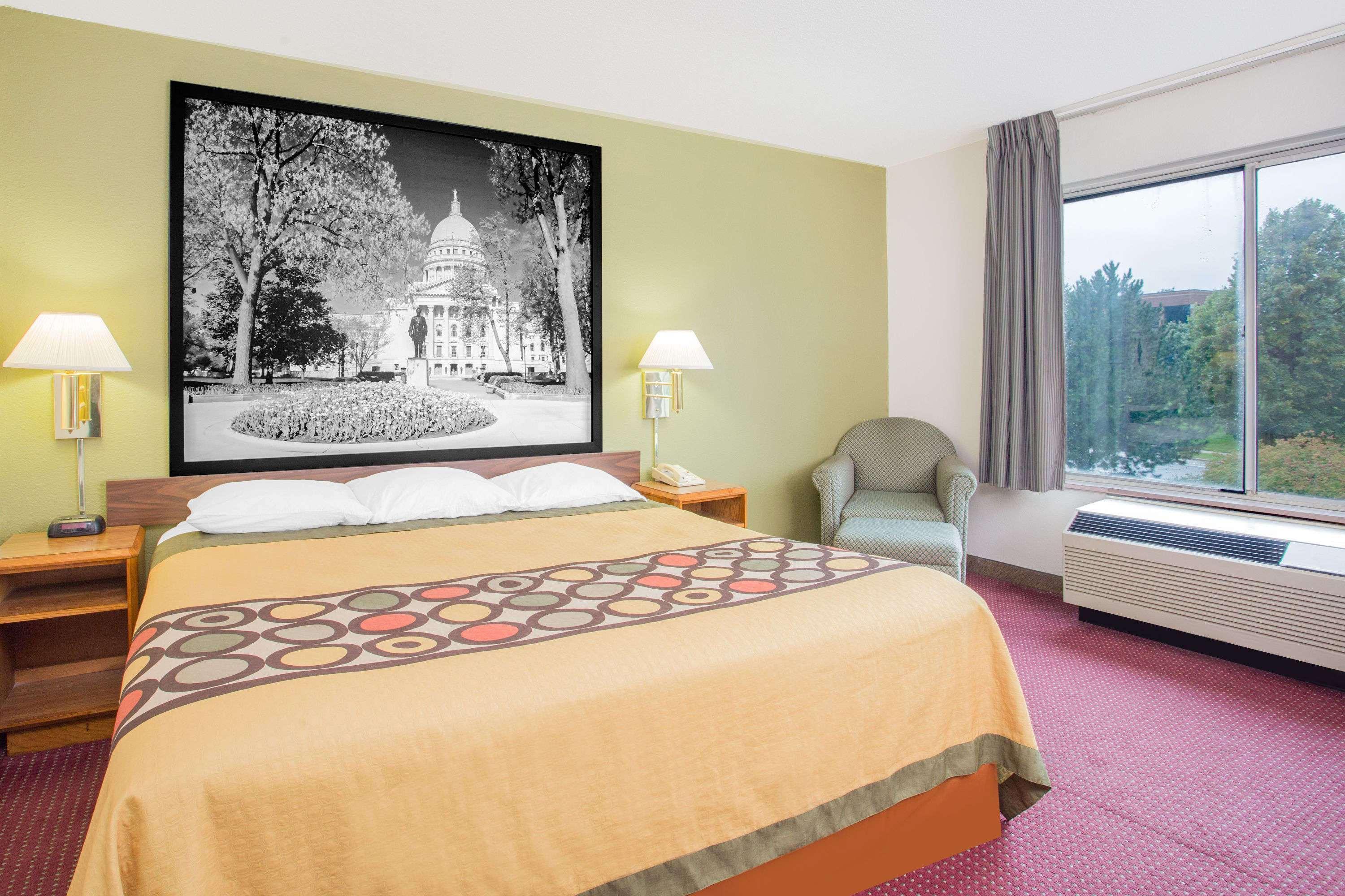 Отель Super 8 By Wyndham Madison East Экстерьер фото