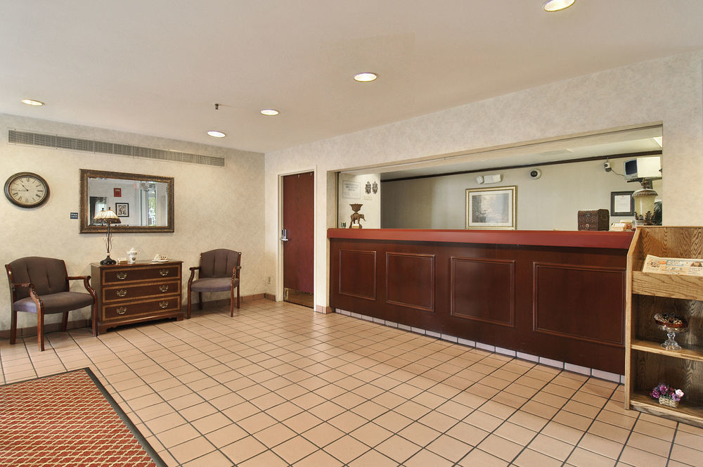Отель Super 8 By Wyndham Madison East Интерьер фото