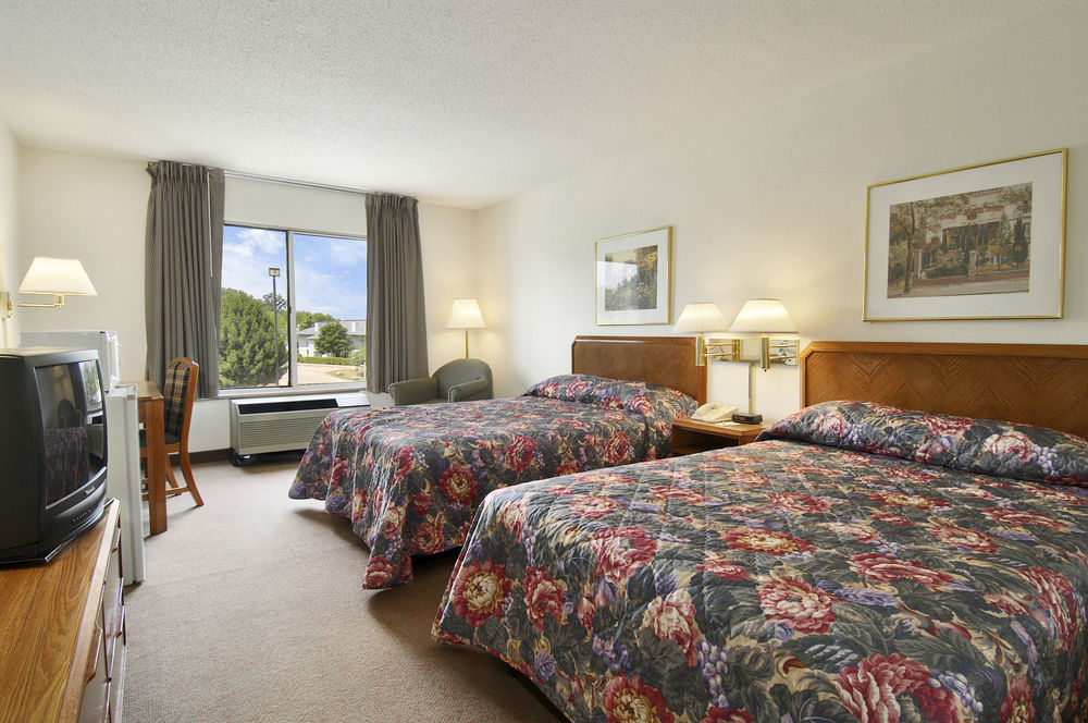 Отель Super 8 By Wyndham Madison East Экстерьер фото
