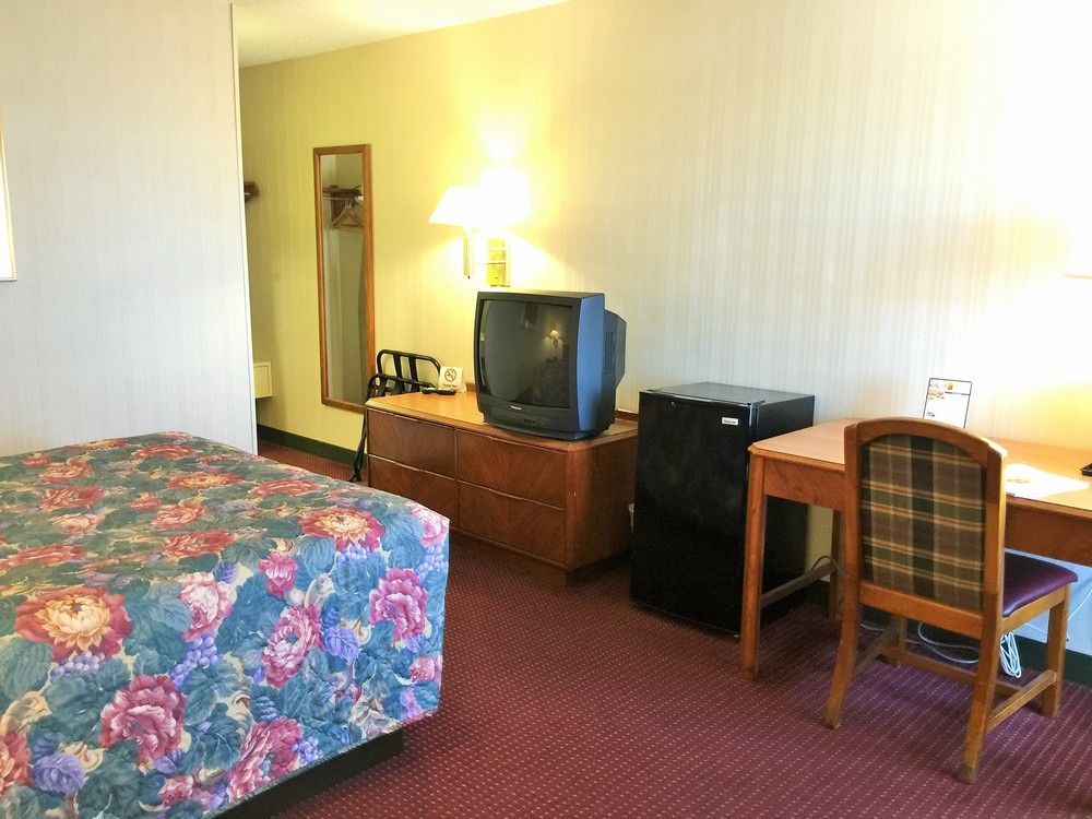 Отель Super 8 By Wyndham Madison East Экстерьер фото